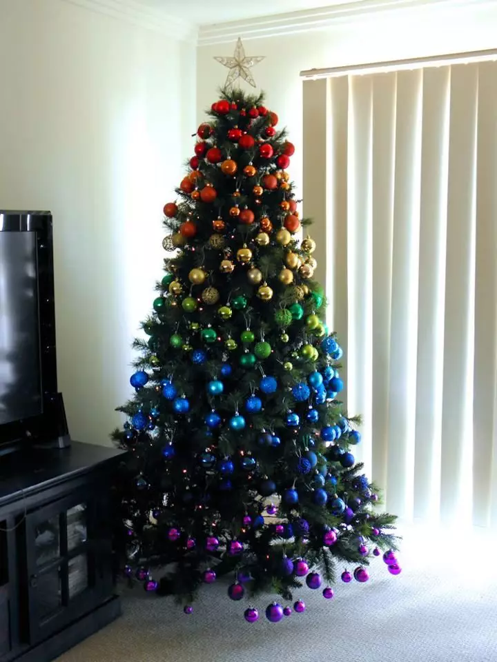 Hvor smukt dekorere juletræet med bolde? Korrekt og smuk dekoration pink, rød og blå, grøn og andre farverige bolde 7614_3