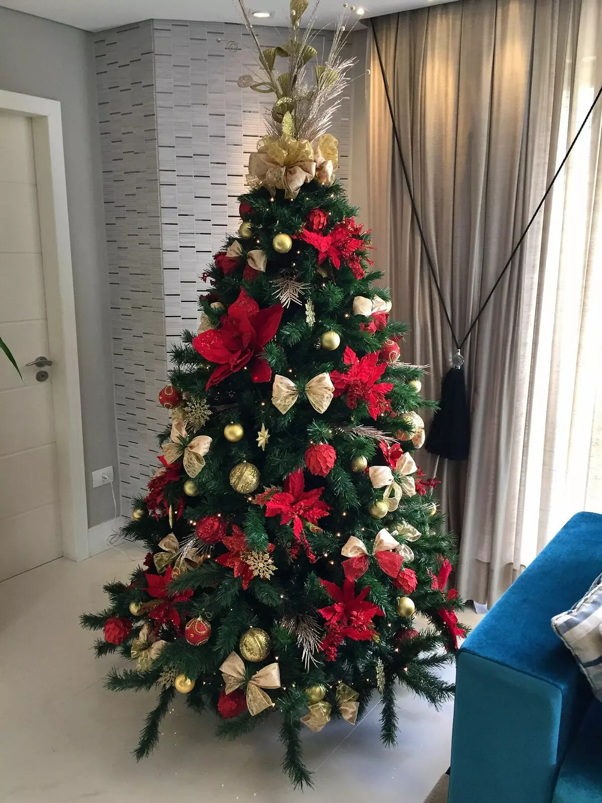 Quão lindamente decora a árvore de Natal com bolas? Decoração adequada e bonita rosa, vermelho e azul, verde e outras bolas coloridas 7614_30