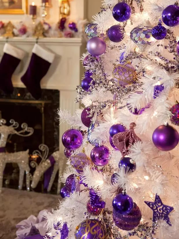 Hvor smukt dekorere juletræet med bolde? Korrekt og smuk dekoration pink, rød og blå, grøn og andre farverige bolde 7614_31