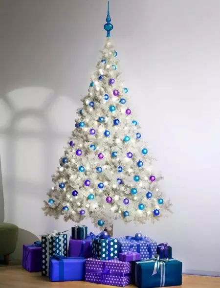 Kepiye dekorasi wit Natal kanthi bal? Dekorasi sing apik lan apik jambon, abang lan biru, ijo lan werni warni liyane 7614_34
