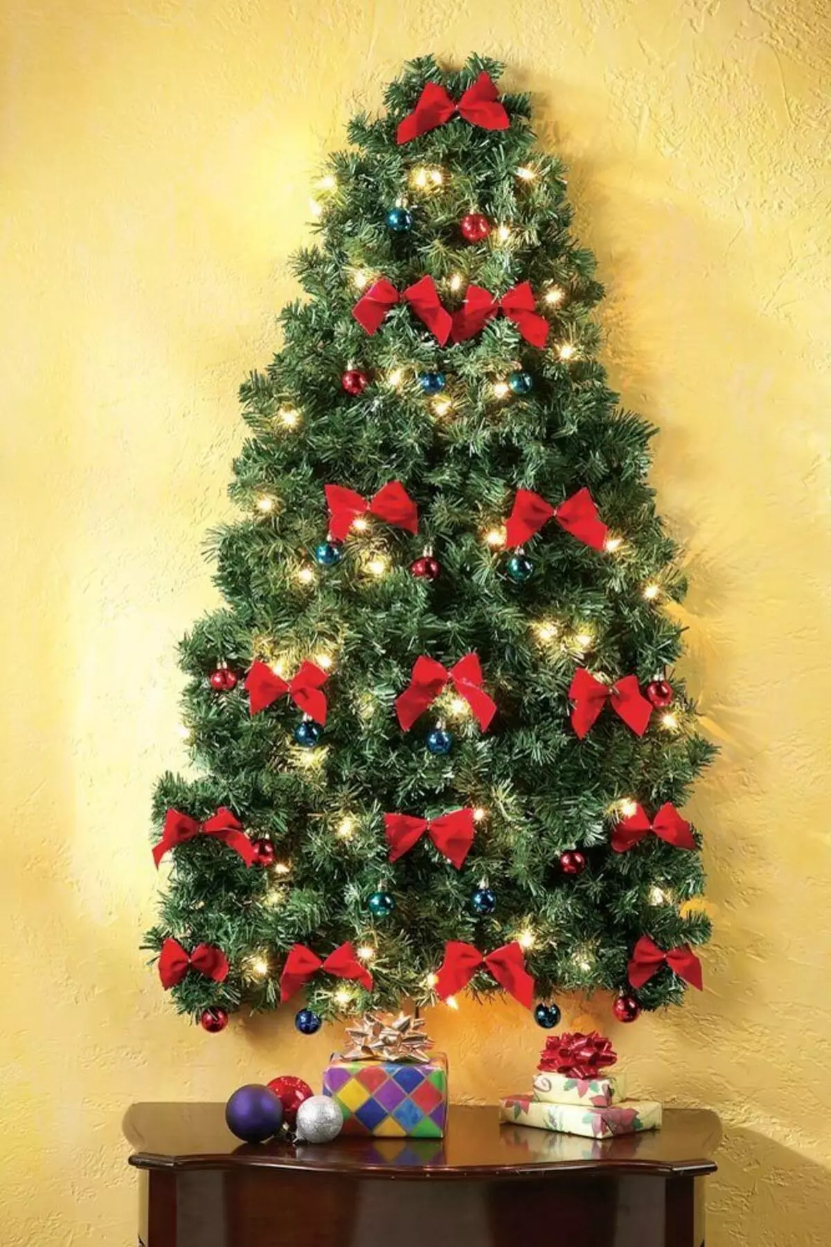 Quão lindamente decora a árvore de Natal com bolas? Decoração adequada e bonita rosa, vermelho e azul, verde e outras bolas coloridas 7614_35