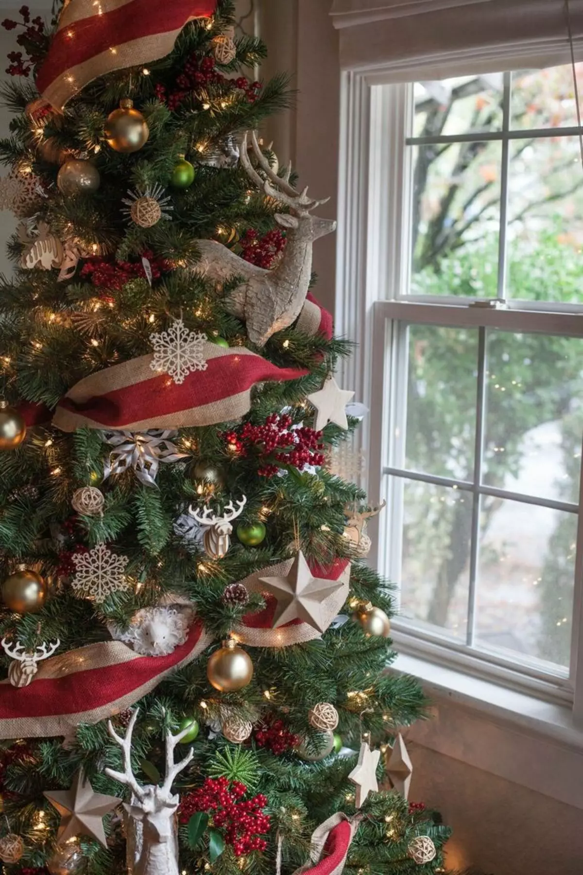 Quão lindamente decora a árvore de Natal com bolas? Decoração adequada e bonita rosa, vermelho e azul, verde e outras bolas coloridas 7614_36