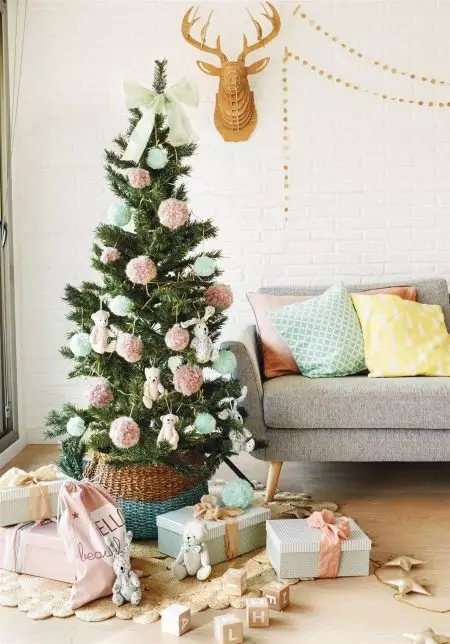 Quão lindamente decora a árvore de Natal com bolas? Decoração adequada e bonita rosa, vermelho e azul, verde e outras bolas coloridas 7614_38