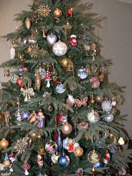 Kepiye dekorasi wit Natal kanthi bal? Dekorasi sing apik lan apik jambon, abang lan biru, ijo lan werni warni liyane 7614_39
