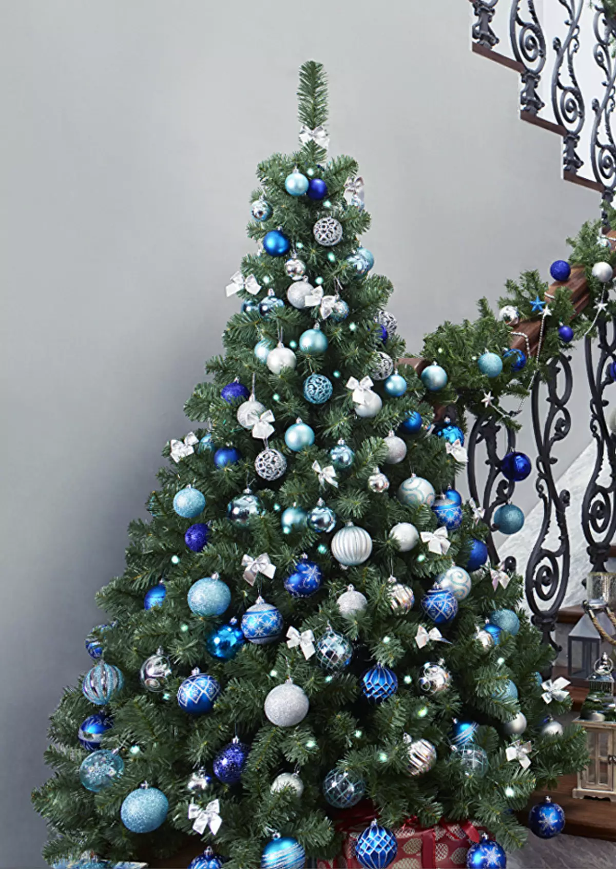 Kepiye dekorasi wit Natal kanthi bal? Dekorasi sing apik lan apik jambon, abang lan biru, ijo lan werni warni liyane 7614_4