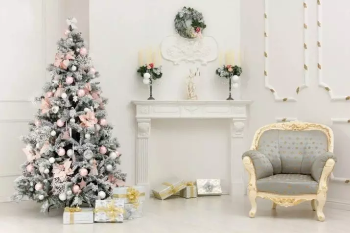Quão lindamente decora a árvore de Natal com bolas? Decoração adequada e bonita rosa, vermelho e azul, verde e outras bolas coloridas 7614_43
