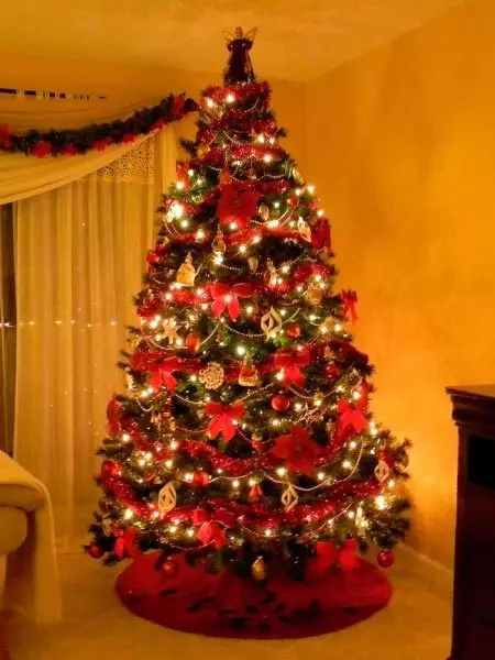 Quão lindamente decora a árvore de Natal com bolas? Decoração adequada e bonita rosa, vermelho e azul, verde e outras bolas coloridas 7614_44