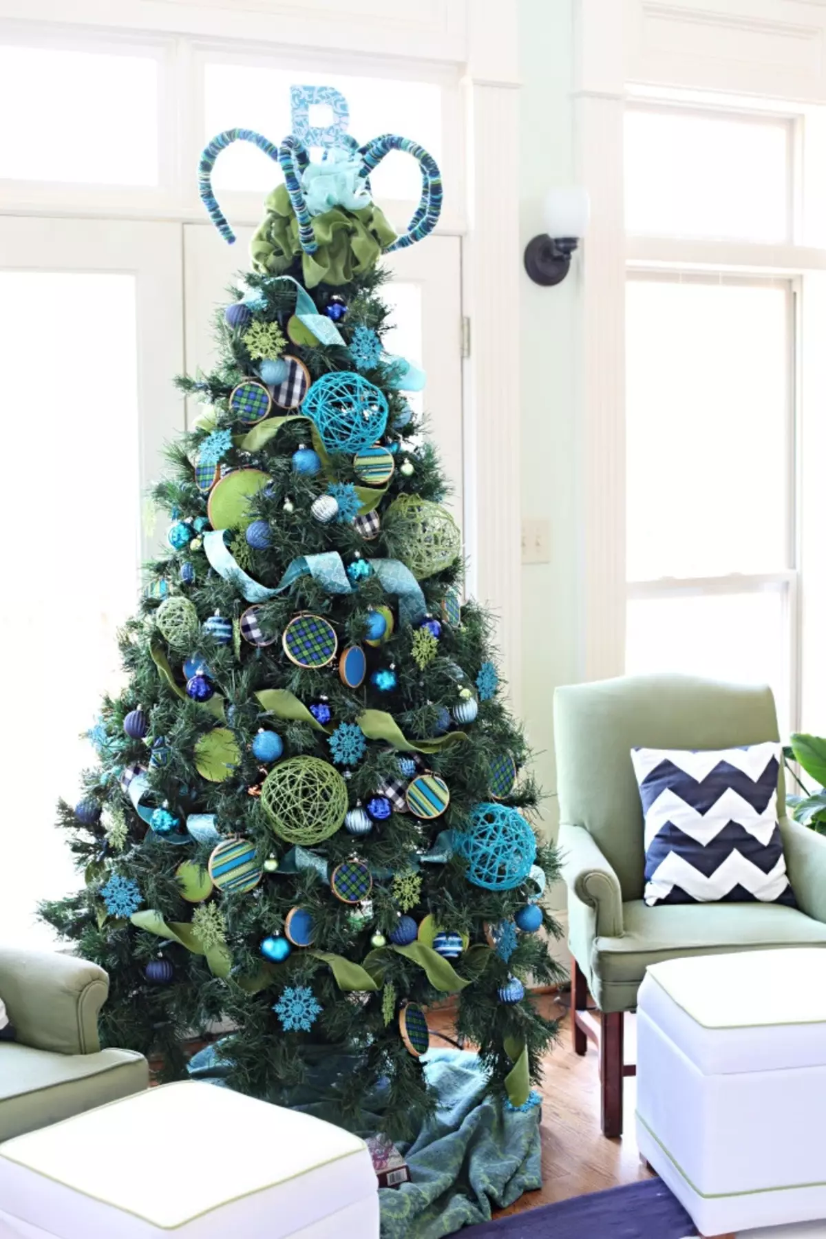Hvor smukt dekorere juletræet med bolde? Korrekt og smuk dekoration pink, rød og blå, grøn og andre farverige bolde 7614_7