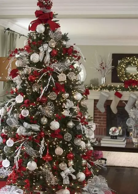 Quão lindamente decora a árvore de Natal com bolas? Decoração adequada e bonita rosa, vermelho e azul, verde e outras bolas coloridas 7614_9