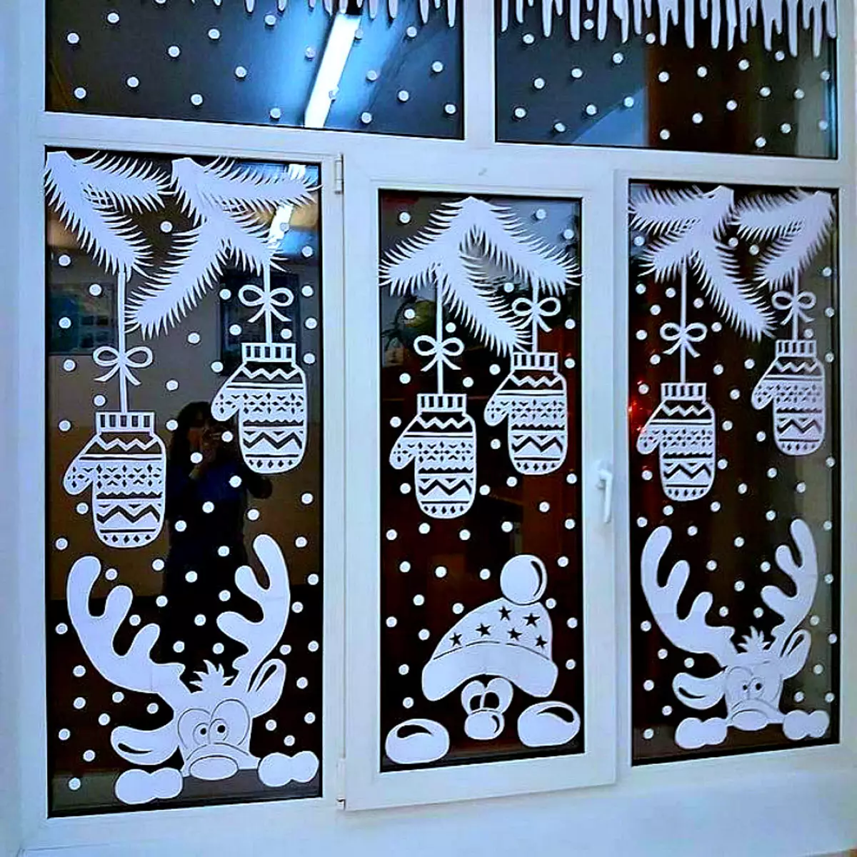 Hiasan Windows dengan Snowflakes (48 Foto): Betapa cantik untuk menghiasi tingkap pada tahun baru dengan salji salji dari kertas? Bagaimana untuk melekatkan salji salji? 7619_12