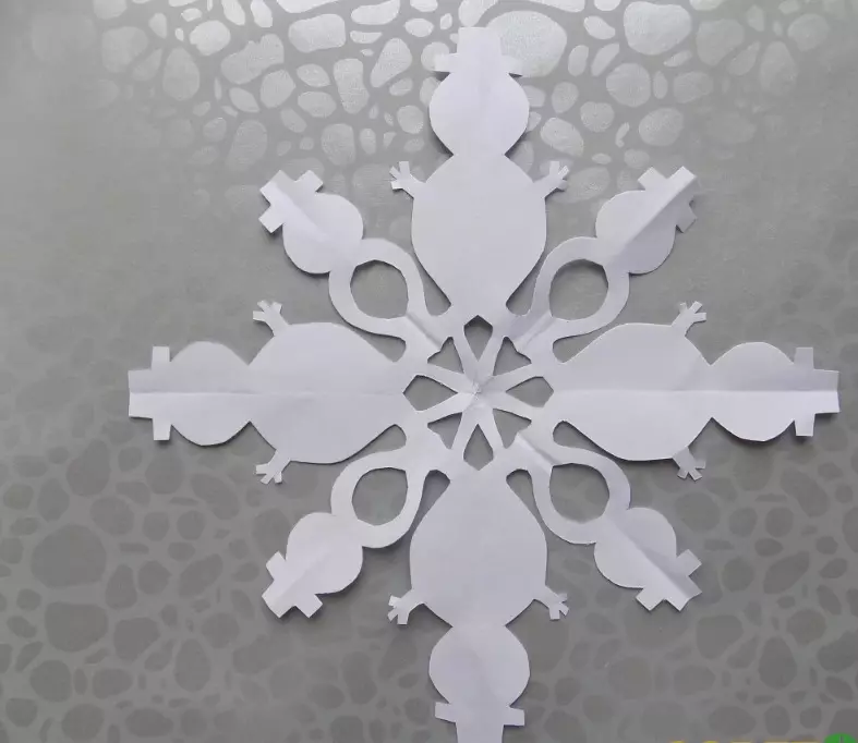 Dekorimi i dritareve me snowflakes (48 foto): Sa e bukur për të dekoruar dritaret në vitin e ri me snowflakes nga letra? Si të rrishin snowflakes? 7619_18