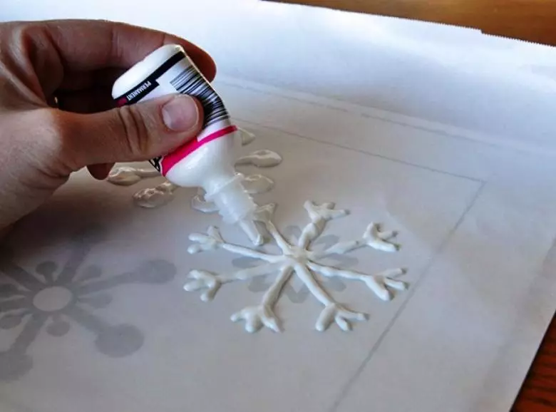 Dekorazzjoni ta 'twieqi bil-snowflakes (48 ritratt): Kif sbieħ li dekorazzjoni l-twieqi fuq is-Sena l-Ġdida bil Snowflakes mill-karta? Kif twaħħal il-snowflakes? 7619_19