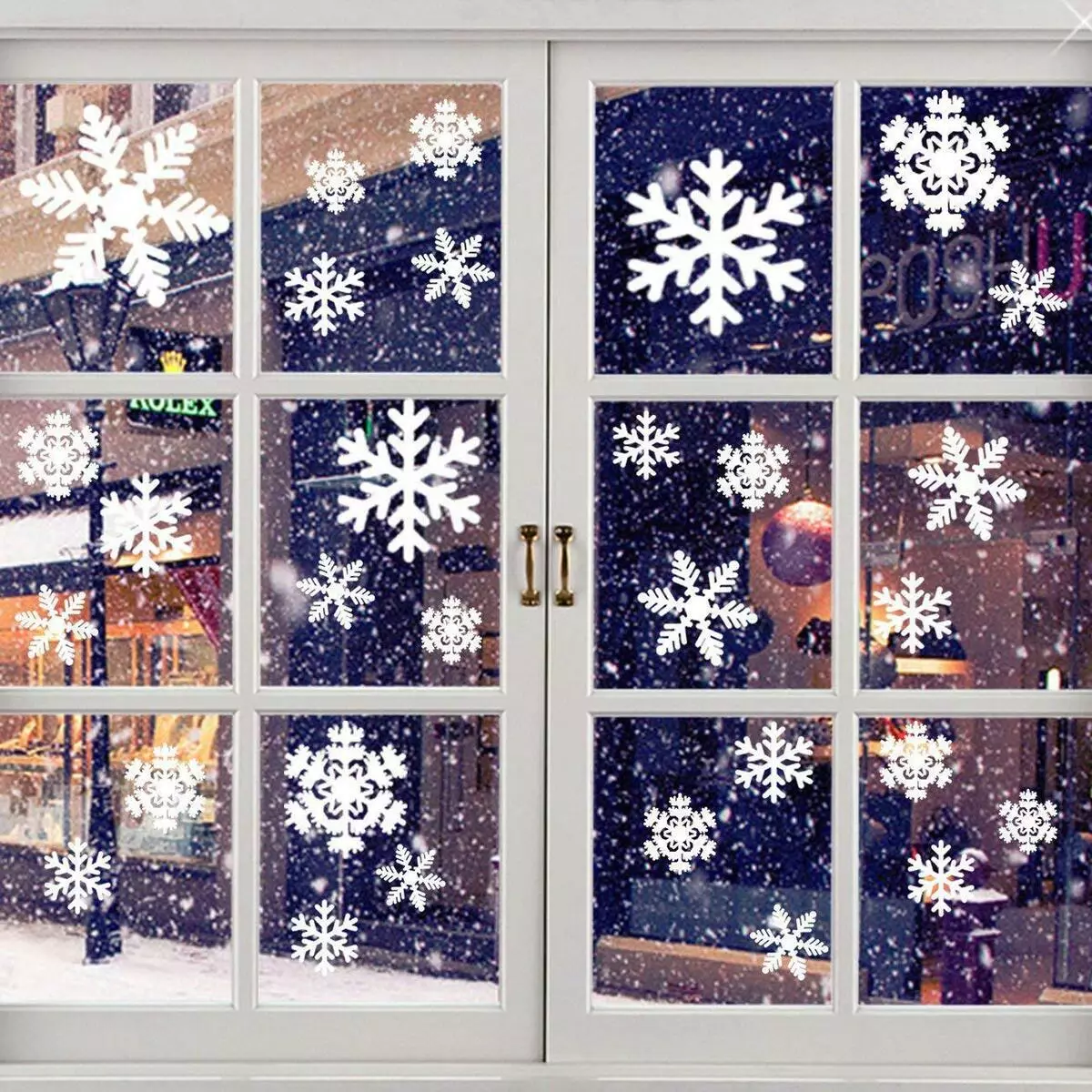 Dekorasi Windows dengan kepingan salju (48 foto): Seberapa indah menghias jendela pada tahun baru dengan kepingan salju dari kertas? Bagaimana cara menempel kepingan salju? 7619_28