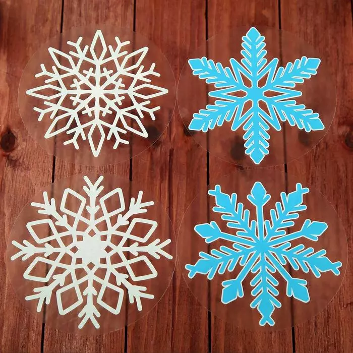 Dekorimi i dritareve me snowflakes (48 foto): Sa e bukur për të dekoruar dritaret në vitin e ri me snowflakes nga letra? Si të rrishin snowflakes? 7619_29