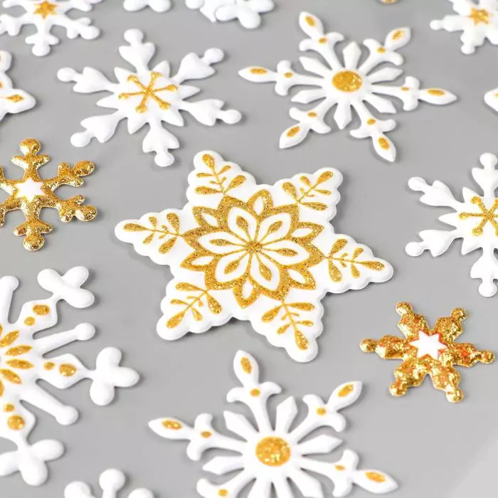 Snowflakes کے ساتھ ونڈوز کی سجاوٹ (48 تصاویر): کاغذ سے برف کے پھولوں کے ساتھ نئے سال پر ونڈوز کو سجانے کے لئے کس طرح خوبصورت؟ Snowflakes کیسے رہنا؟ 7619_30