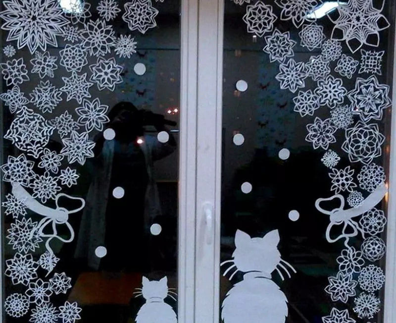 Dekorasjon av vinduer med snøflak (48 bilder): Hvor vakkert å dekorere vinduene på nyttår med snøflak fra papir? Hvordan stikker du snøflak? 7619_33