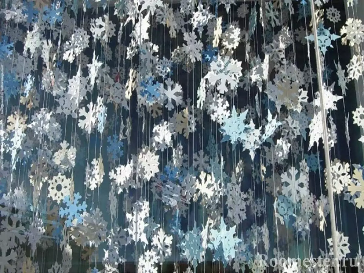 Dekoration av fönster med snöflingor (48 bilder): Hur vacker att dekorera fönstren på det nya året med snöflingor från papper? Hur stannar snöflingor? 7619_34