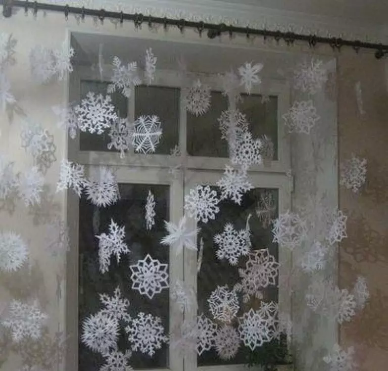 Hiasan Windows dengan Snowflakes (48 Foto): Betapa cantik untuk menghiasi tingkap pada tahun baru dengan salji salji dari kertas? Bagaimana untuk melekatkan salji salji? 7619_35