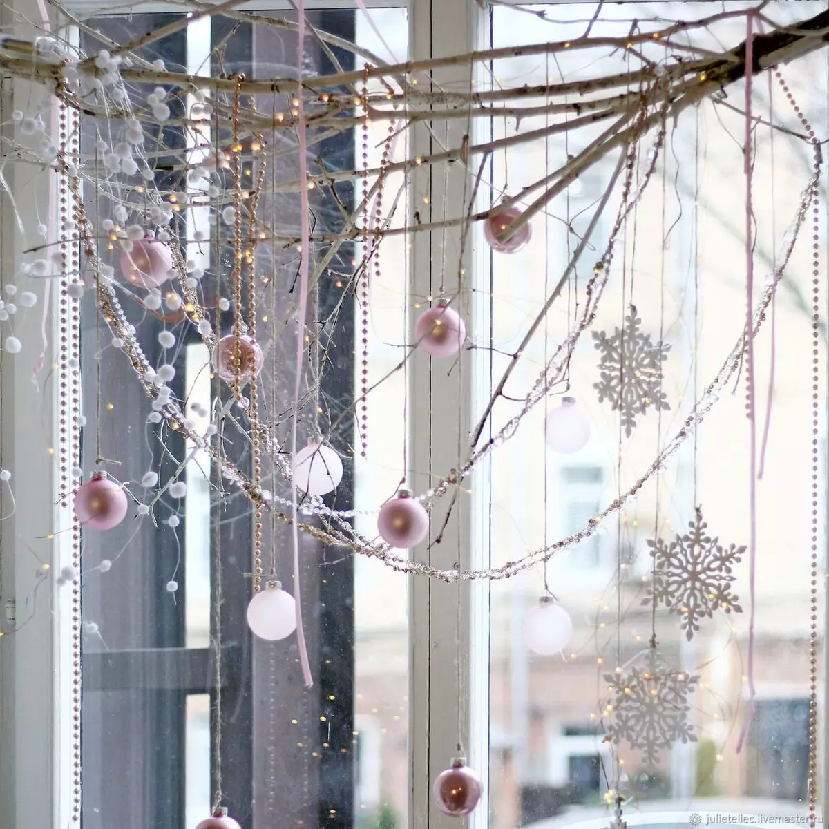 Decoração de janelas com flocos de neve (48 fotos): quão bonito decorar as janelas no ano novo com flocos de neve de papel? Como ficar flocos de neve? 7619_36