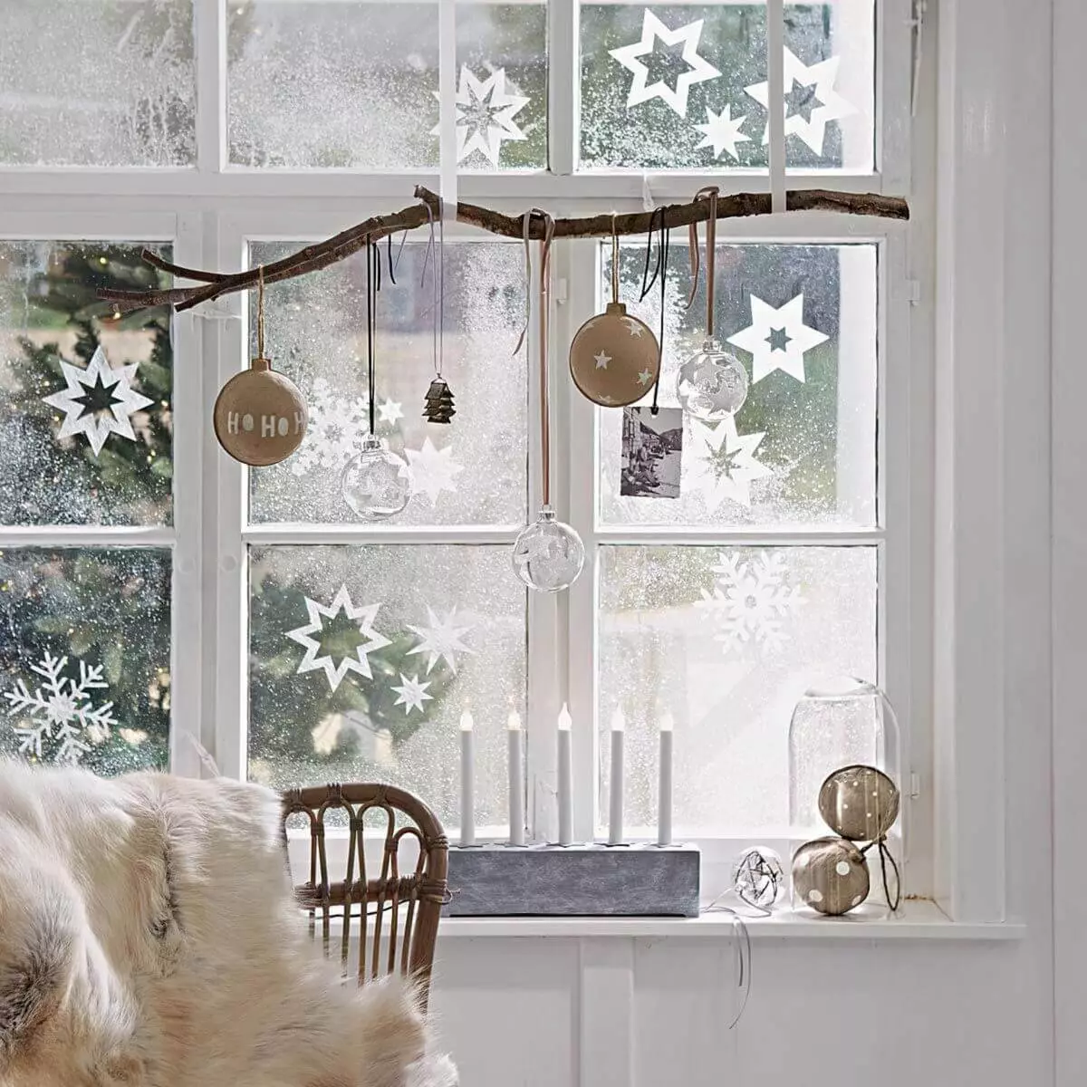Dekoration af vinduer med snefnug (48 billeder): Hvor smukt at dekorere vinduerne på det nye år med snefnug fra papir? Hvordan man stikker snefnug? 7619_37