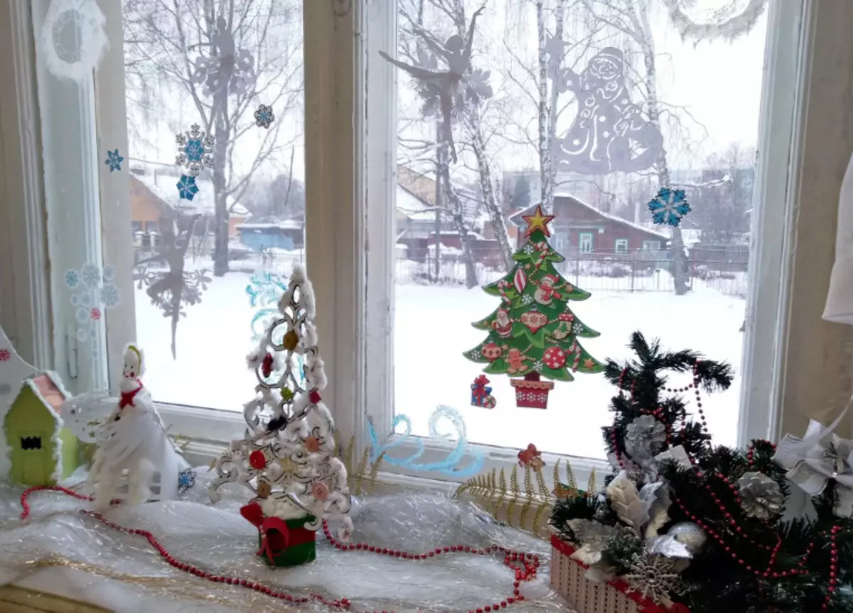 Decoratie van ramen met sneeuwvlokken (48 foto's): hoe mooi om de ramen op het nieuwe jaar te versieren met sneeuwvlokken van papier? Hoe sneeuwvlokken te plakken? 7619_40