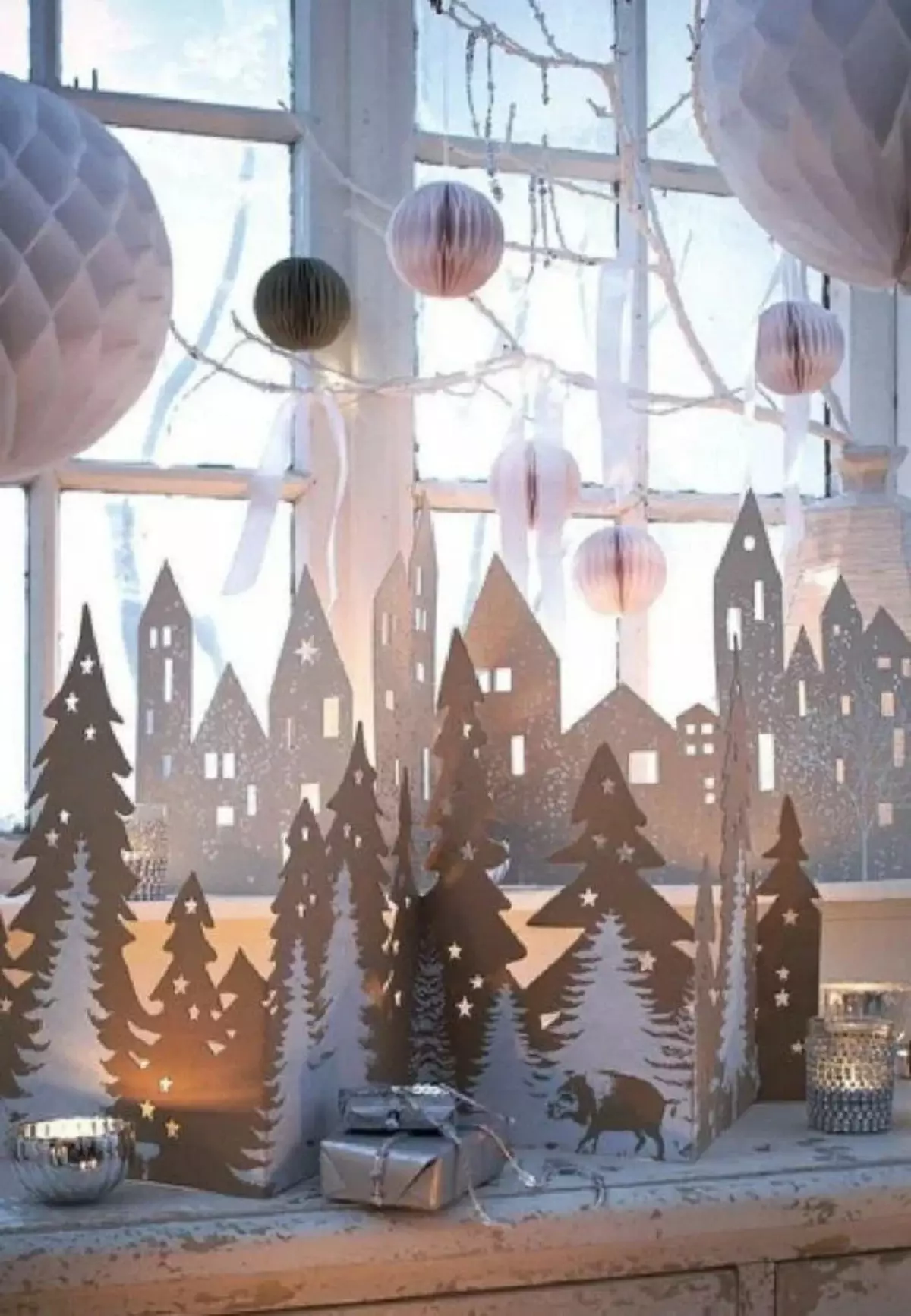 Декорација на прозорци со снегулки (48 фотографии): Колку е убаво да ги декорирате прозорците на новата година со снегулки од хартија? Како да се држат снегулки? 7619_42
