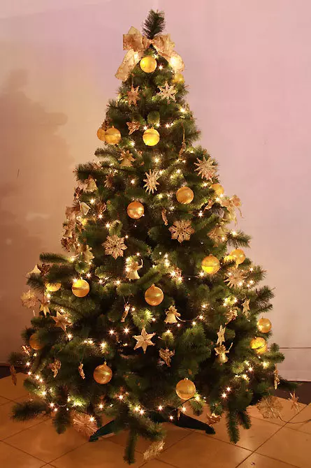 Strom so zlatým hračky: Zlaté ozdoby s bielymi loptičkami a s červenou, striebrom a modré hračky, ružovej a zelenej gule, ďalšie možnosti 7623_10