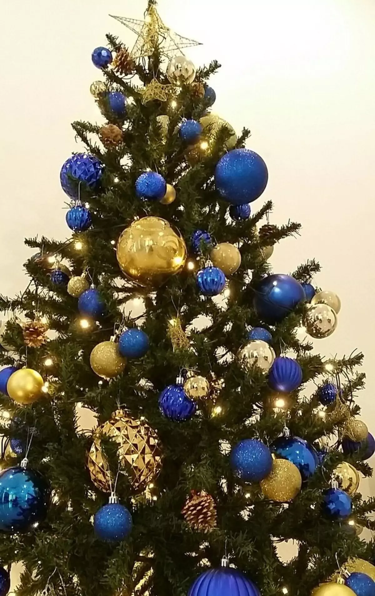 Pokok dengan mainan emas: hiasan emas dengan bola putih dan merah, dengan mainan perak dan biru, dengan bola merah jambu dan hijau, pilihan lain 7623_28