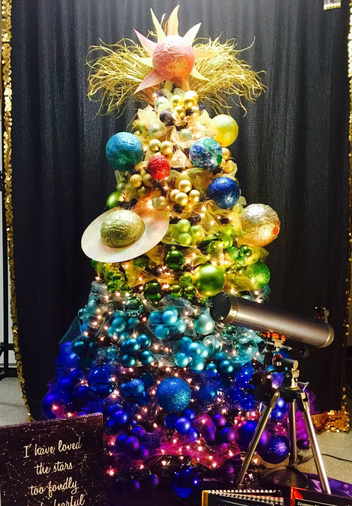 איך להתלבש עץ חג המולד מסוגנן? 56 תמונה מה לקשט יפה את עץ חג המולד בצבע לבן וגם אחר עבור השנה החדשה? סובייטים של מעצבים 7625_10