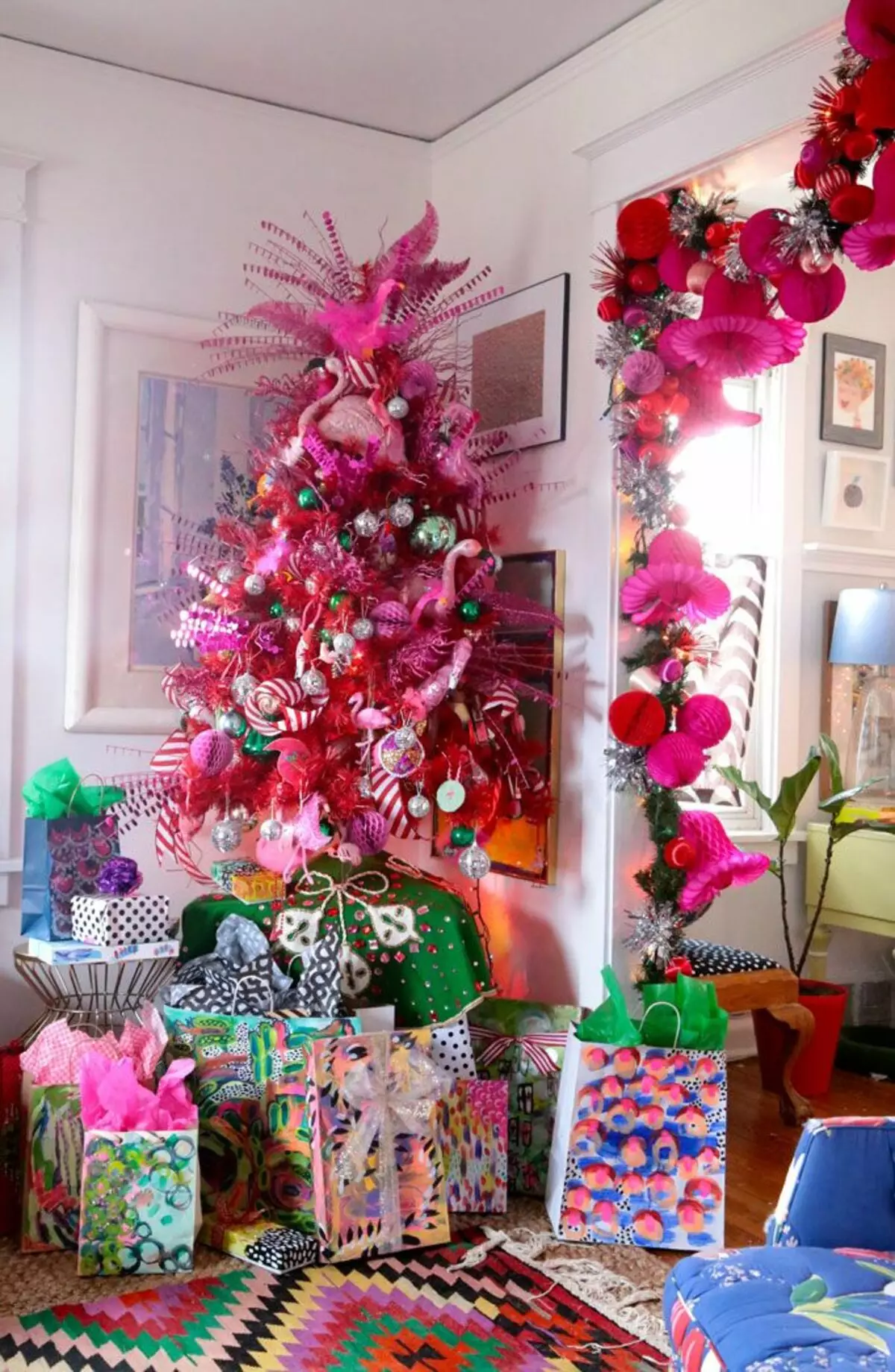 איך להתלבש עץ חג המולד מסוגנן? 56 תמונה מה לקשט יפה את עץ חג המולד בצבע לבן וגם אחר עבור השנה החדשה? סובייטים של מעצבים 7625_17