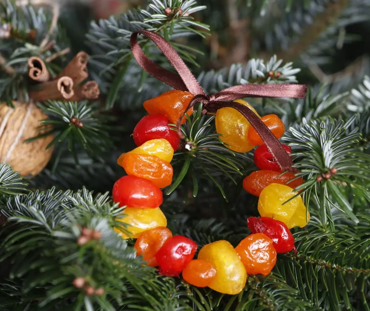 איך להתלבש עץ חג המולד מסוגנן? 56 תמונה מה לקשט יפה את עץ חג המולד בצבע לבן וגם אחר עבור השנה החדשה? סובייטים של מעצבים 7625_19