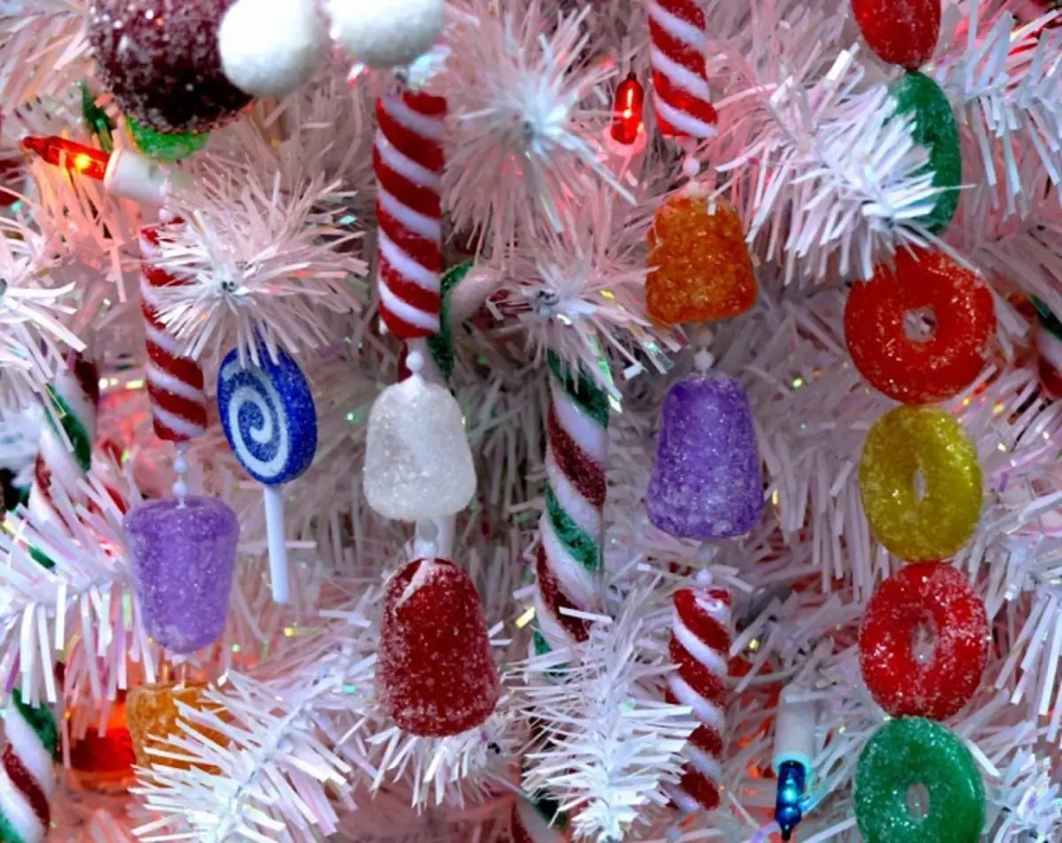 איך להתלבש עץ חג המולד מסוגנן? 56 תמונה מה לקשט יפה את עץ חג המולד בצבע לבן וגם אחר עבור השנה החדשה? סובייטים של מעצבים 7625_20