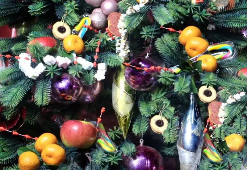 איך להתלבש עץ חג המולד מסוגנן? 56 תמונה מה לקשט יפה את עץ חג המולד בצבע לבן וגם אחר עבור השנה החדשה? סובייטים של מעצבים 7625_21