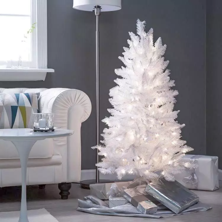 איך להתלבש עץ חג המולד מסוגנן? 56 תמונה מה לקשט יפה את עץ חג המולד בצבע לבן וגם אחר עבור השנה החדשה? סובייטים של מעצבים 7625_26