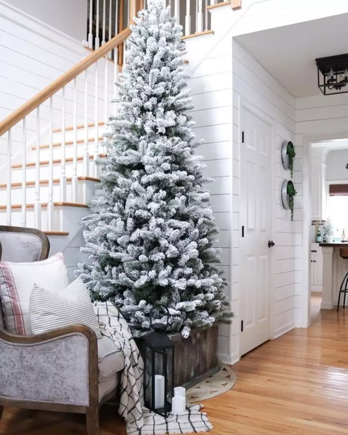 איך להתלבש עץ חג המולד מסוגנן? 56 תמונה מה לקשט יפה את עץ חג המולד בצבע לבן וגם אחר עבור השנה החדשה? סובייטים של מעצבים 7625_30