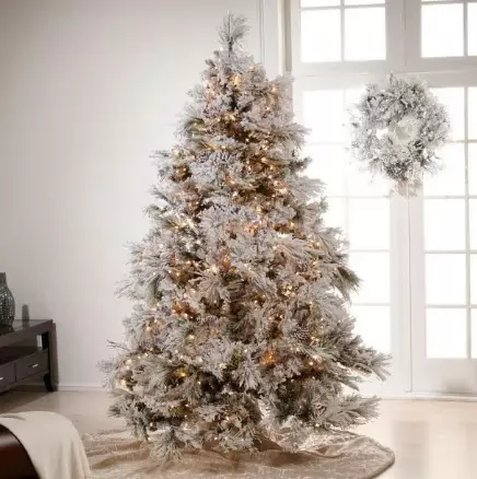 איך להתלבש עץ חג המולד מסוגנן? 56 תמונה מה לקשט יפה את עץ חג המולד בצבע לבן וגם אחר עבור השנה החדשה? סובייטים של מעצבים 7625_31
