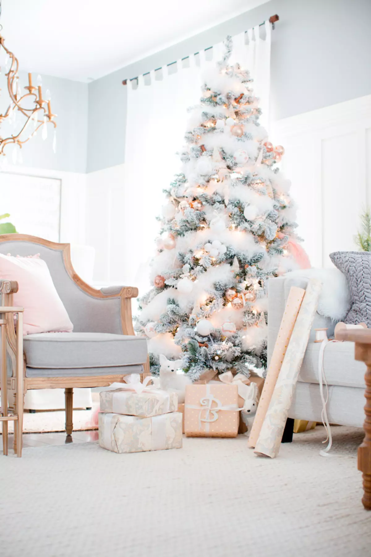 איך להתלבש עץ חג המולד מסוגנן? 56 תמונה מה לקשט יפה את עץ חג המולד בצבע לבן וגם אחר עבור השנה החדשה? סובייטים של מעצבים 7625_32