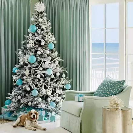 איך להתלבש עץ חג המולד מסוגנן? 56 תמונה מה לקשט יפה את עץ חג המולד בצבע לבן וגם אחר עבור השנה החדשה? סובייטים של מעצבים 7625_33