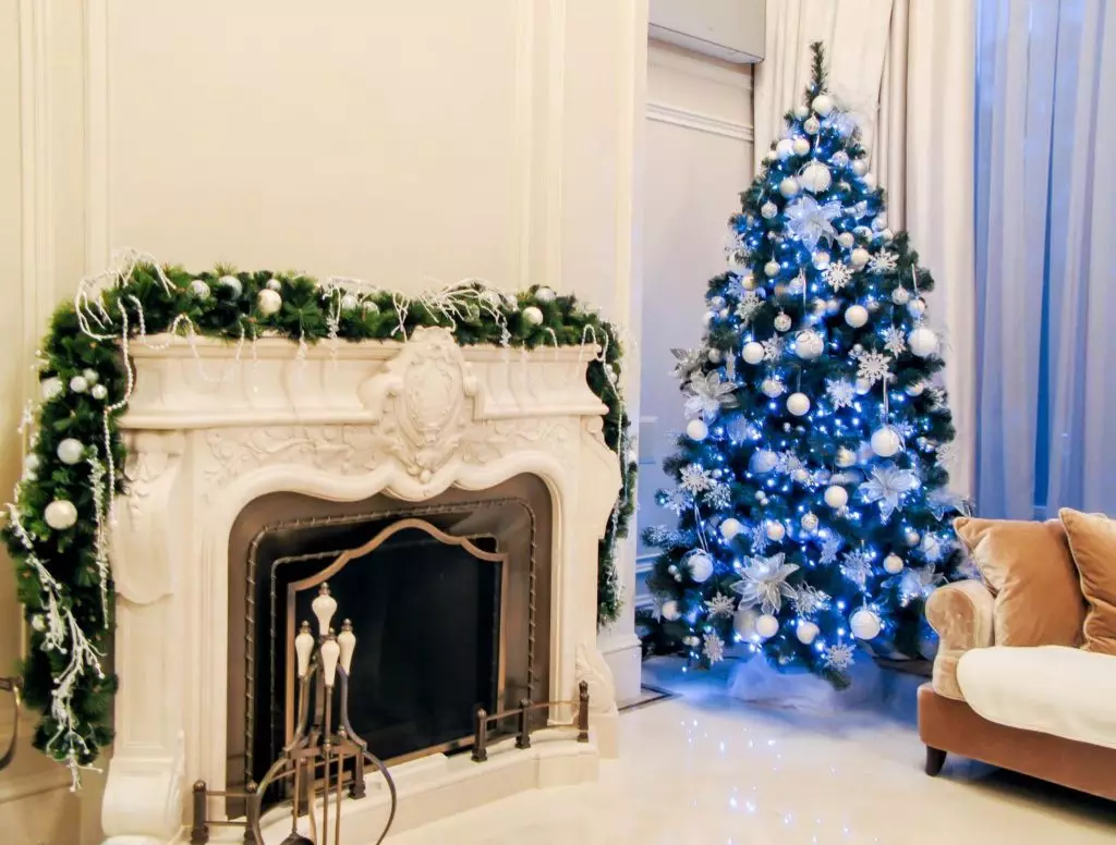 איך להתלבש עץ חג המולד מסוגנן? 56 תמונה מה לקשט יפה את עץ חג המולד בצבע לבן וגם אחר עבור השנה החדשה? סובייטים של מעצבים 7625_4
