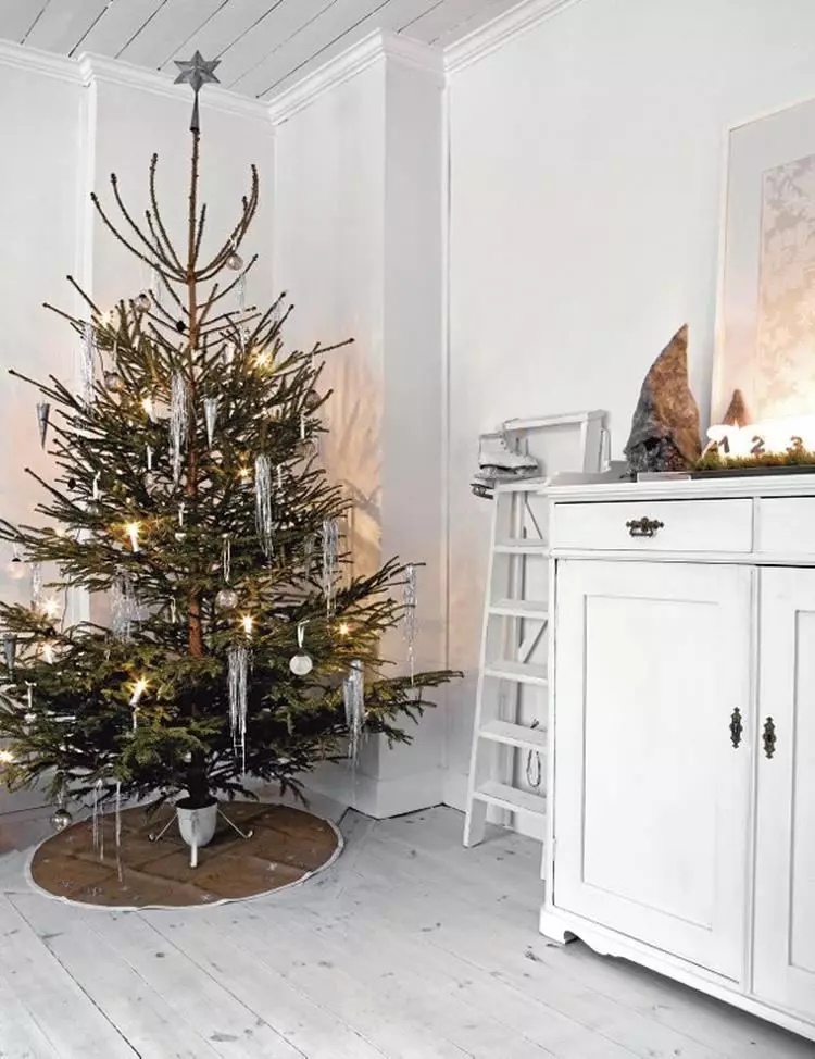 איך להתלבש עץ חג המולד מסוגנן? 56 תמונה מה לקשט יפה את עץ חג המולד בצבע לבן וגם אחר עבור השנה החדשה? סובייטים של מעצבים 7625_40
