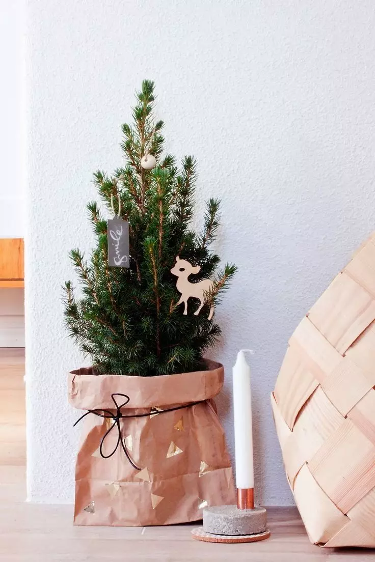 איך להתלבש עץ חג המולד מסוגנן? 56 תמונה מה לקשט יפה את עץ חג המולד בצבע לבן וגם אחר עבור השנה החדשה? סובייטים של מעצבים 7625_41