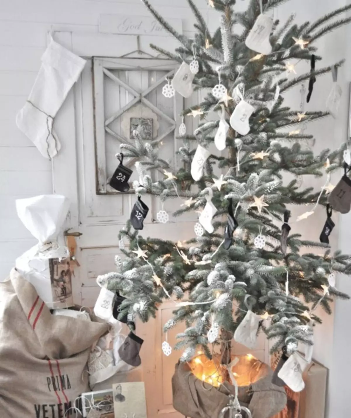 איך להתלבש עץ חג המולד מסוגנן? 56 תמונה מה לקשט יפה את עץ חג המולד בצבע לבן וגם אחר עבור השנה החדשה? סובייטים של מעצבים 7625_42