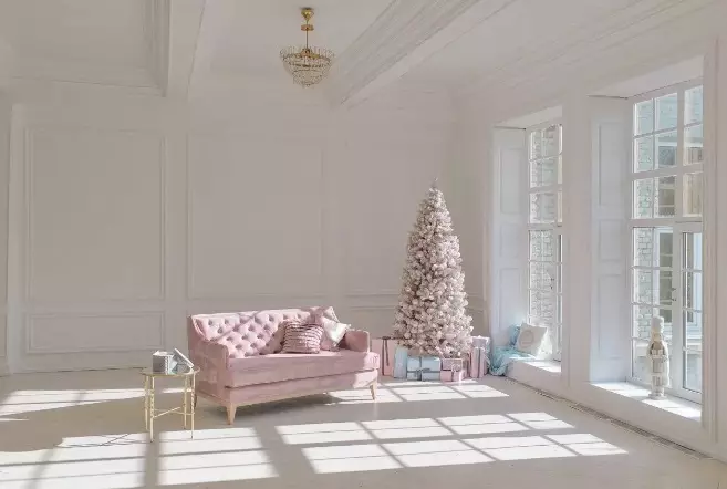 איך להתלבש עץ חג המולד מסוגנן? 56 תמונה מה לקשט יפה את עץ חג המולד בצבע לבן וגם אחר עבור השנה החדשה? סובייטים של מעצבים 7625_47