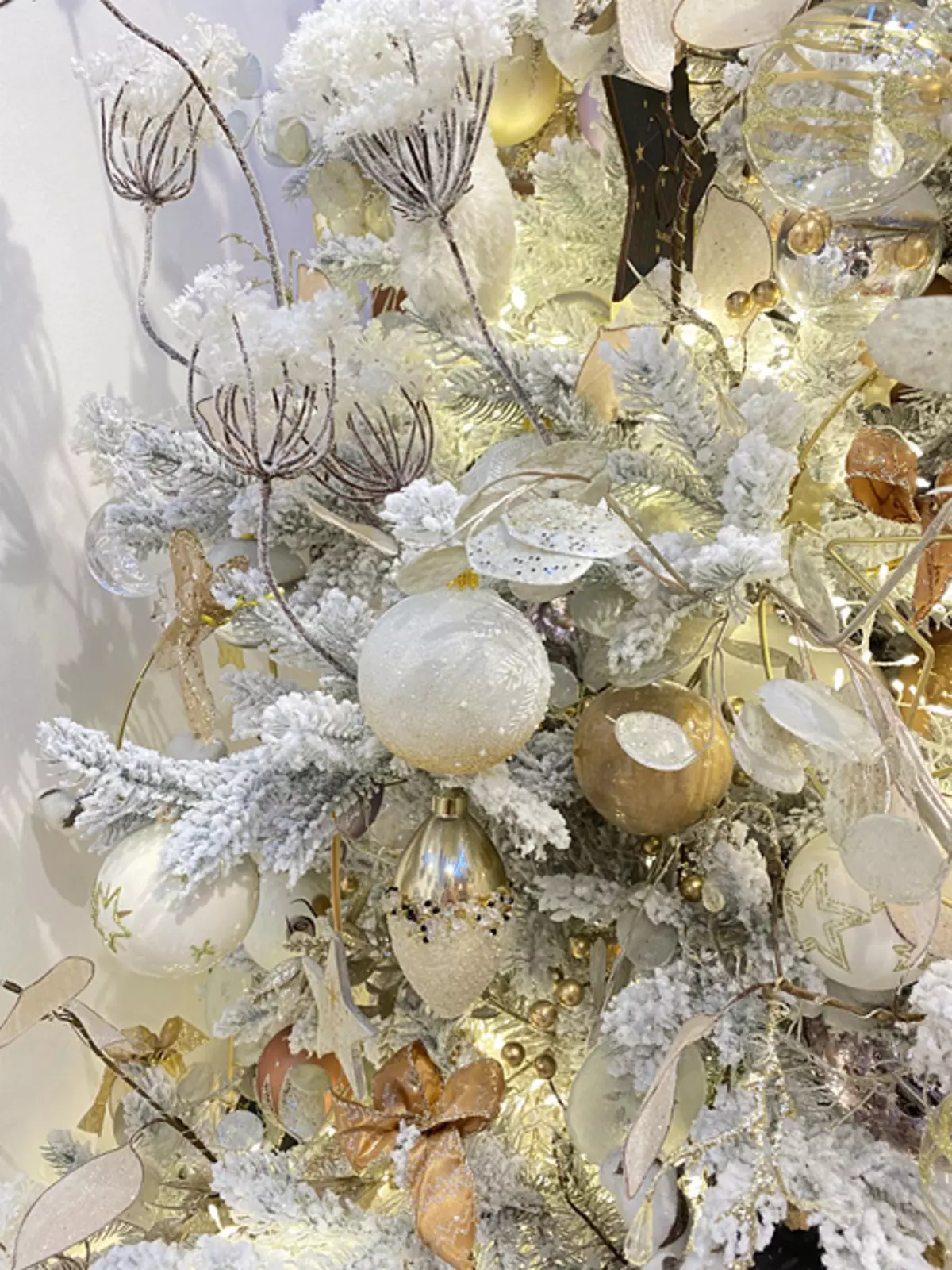 איך להתלבש עץ חג המולד מסוגנן? 56 תמונה מה לקשט יפה את עץ חג המולד בצבע לבן וגם אחר עבור השנה החדשה? סובייטים של מעצבים 7625_51