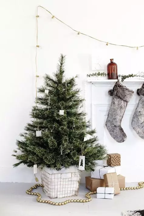 איך להתלבש עץ חג המולד מסוגנן? 56 תמונה מה לקשט יפה את עץ חג המולד בצבע לבן וגם אחר עבור השנה החדשה? סובייטים של מעצבים 7625_52