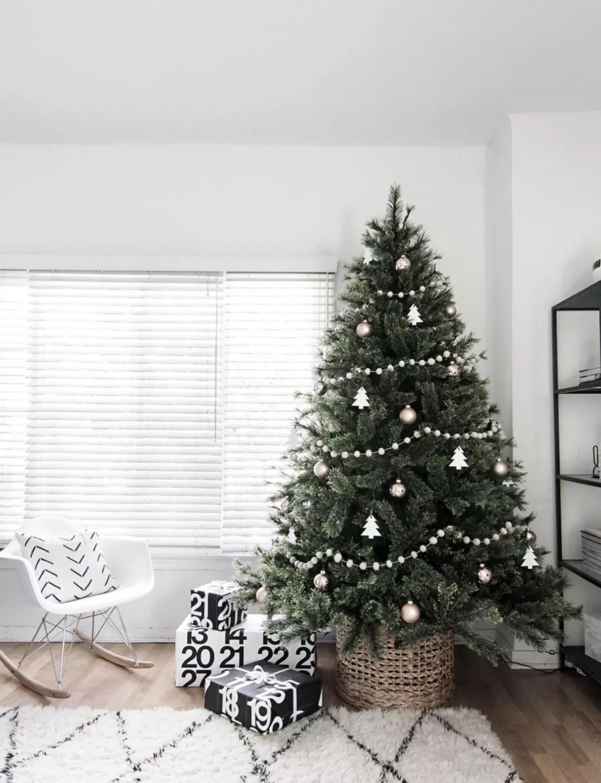 איך להתלבש עץ חג המולד מסוגנן? 56 תמונה מה לקשט יפה את עץ חג המולד בצבע לבן וגם אחר עבור השנה החדשה? סובייטים של מעצבים 7625_53