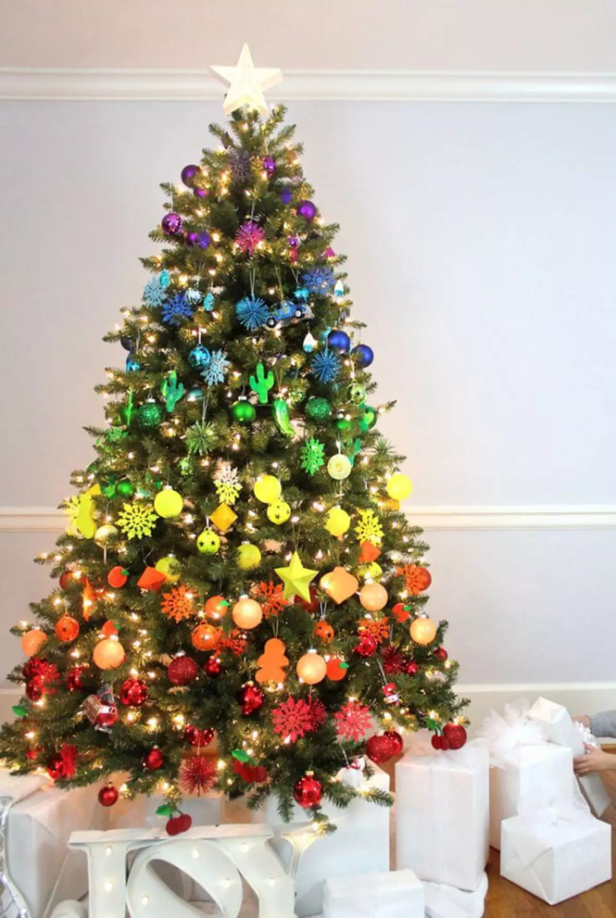 איך להתלבש עץ חג המולד מסוגנן? 56 תמונה מה לקשט יפה את עץ חג המולד בצבע לבן וגם אחר עבור השנה החדשה? סובייטים של מעצבים 7625_6
