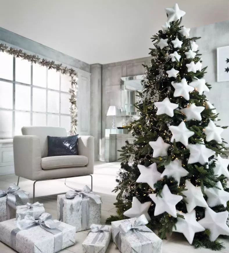 איך להתלבש עץ חג המולד מסוגנן? 56 תמונה מה לקשט יפה את עץ חג המולד בצבע לבן וגם אחר עבור השנה החדשה? סובייטים של מעצבים 7625_8