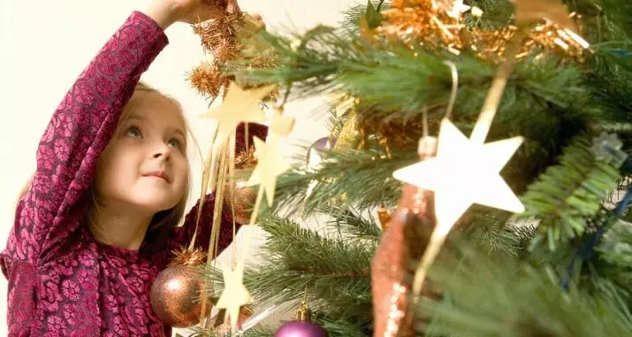 איך להתלבש עץ חג המולד מסוגנן? 56 תמונה מה לקשט יפה את עץ חג המולד בצבע לבן וגם אחר עבור השנה החדשה? סובייטים של מעצבים 7625_9