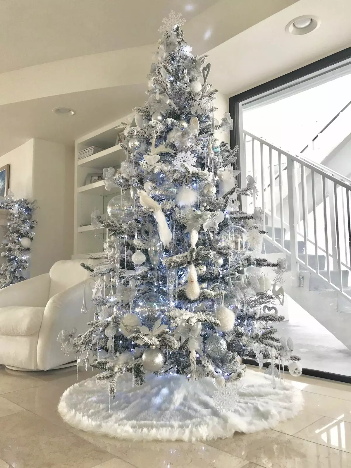 Dekoracija božićnog drveća sa srebrnim igračkama: srebrne kugle s bijelim i ružičastim igračkama, s crvenim i zlatnim, s plavim i drugim 7626_11